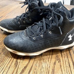 Boys Under armour baseball cleats 3.5Y